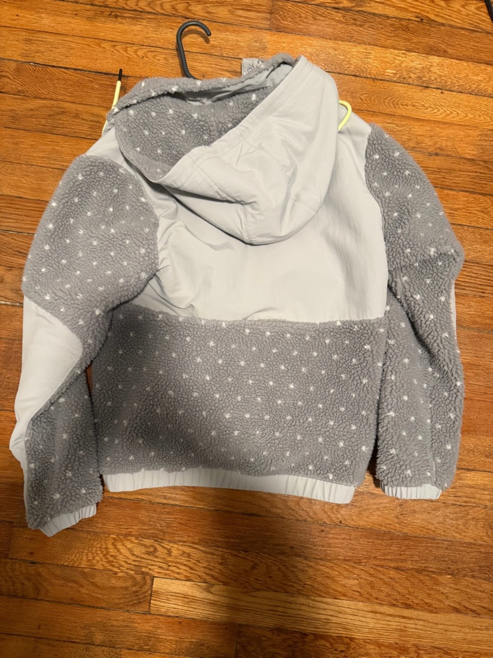 Never worn- Patagonia Light Gray Sherpa Snap Hoodie with Neon Drawcords - Picture 3 of 3